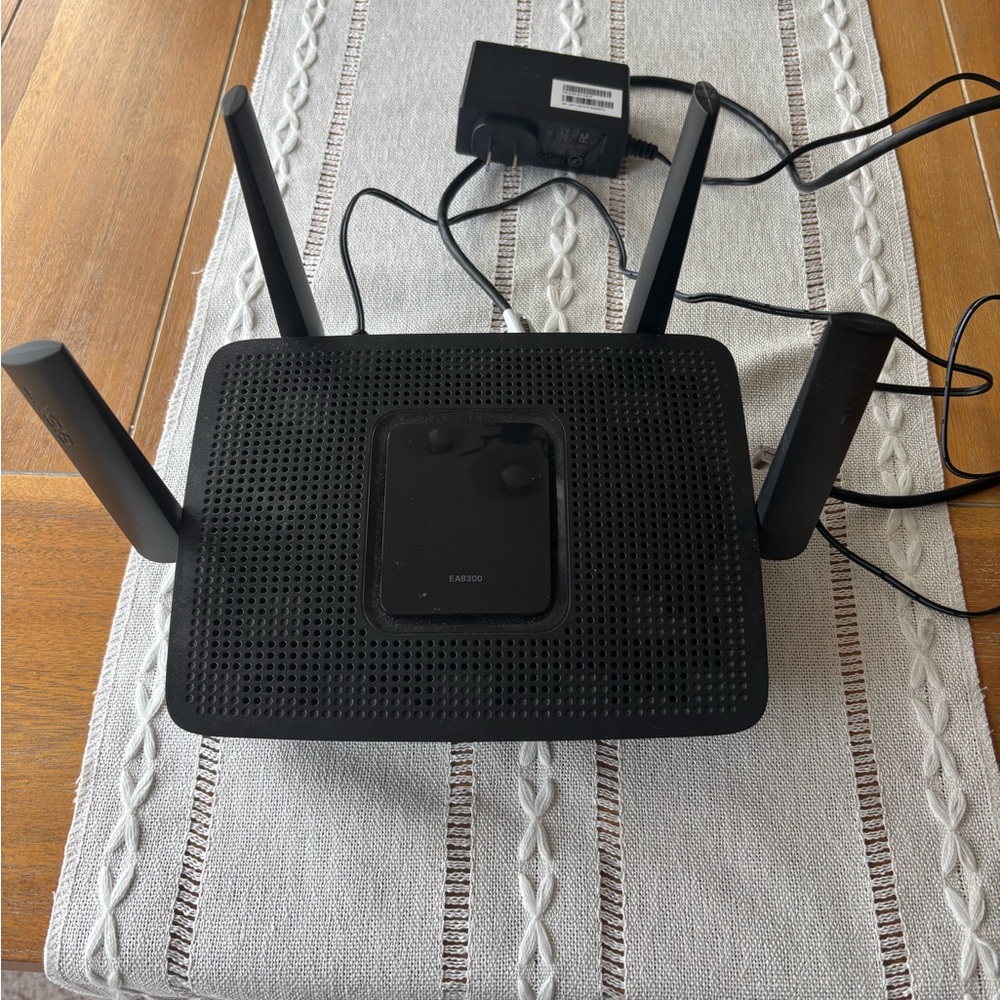 Linksys EA8300 Black Router - Picture 2 of 3